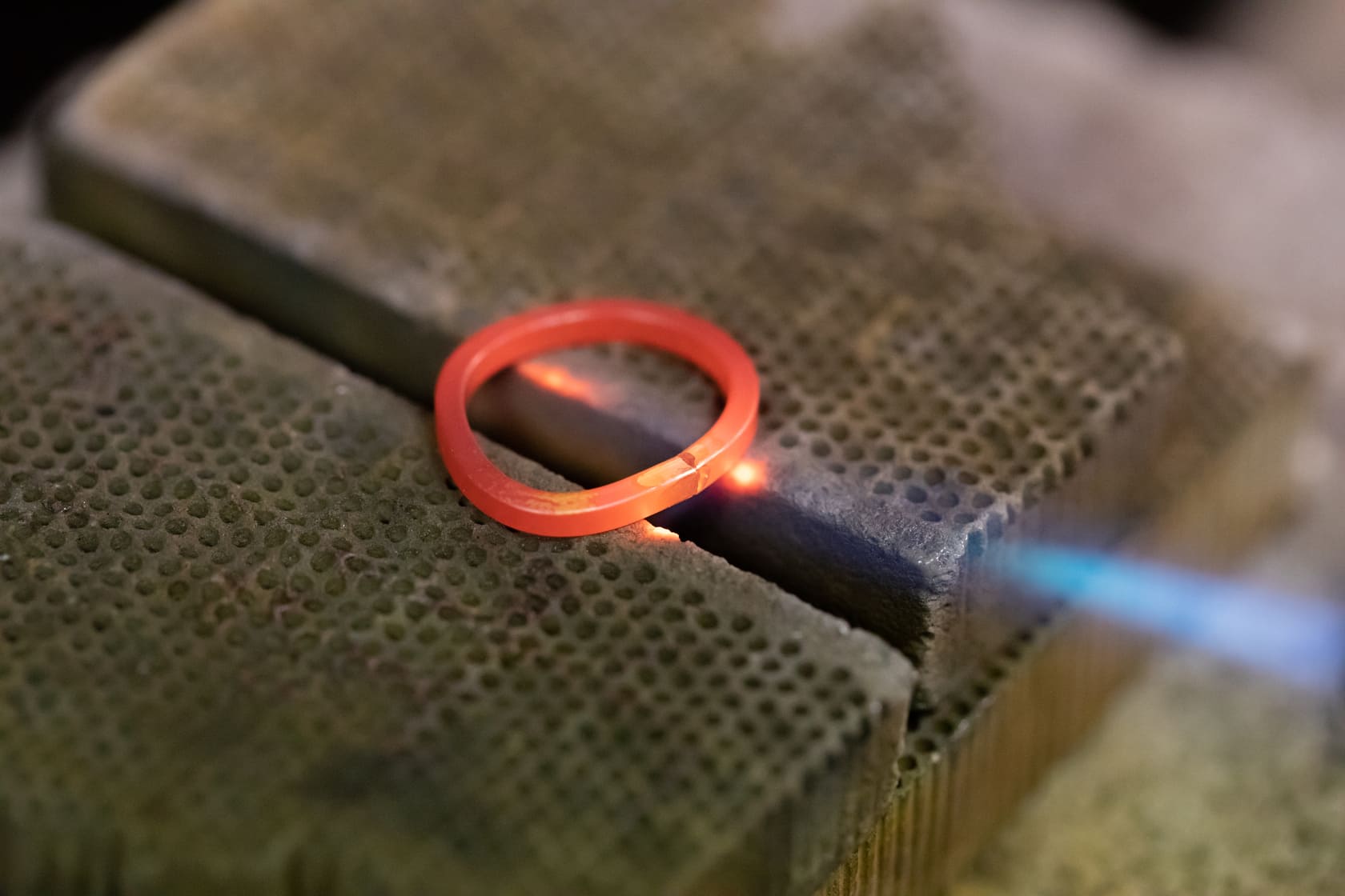 バーナーを使った指輪制作の様子